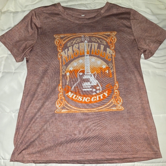unbranded Tops - Nashville Guitar Tourist Tee EUC Size Medium